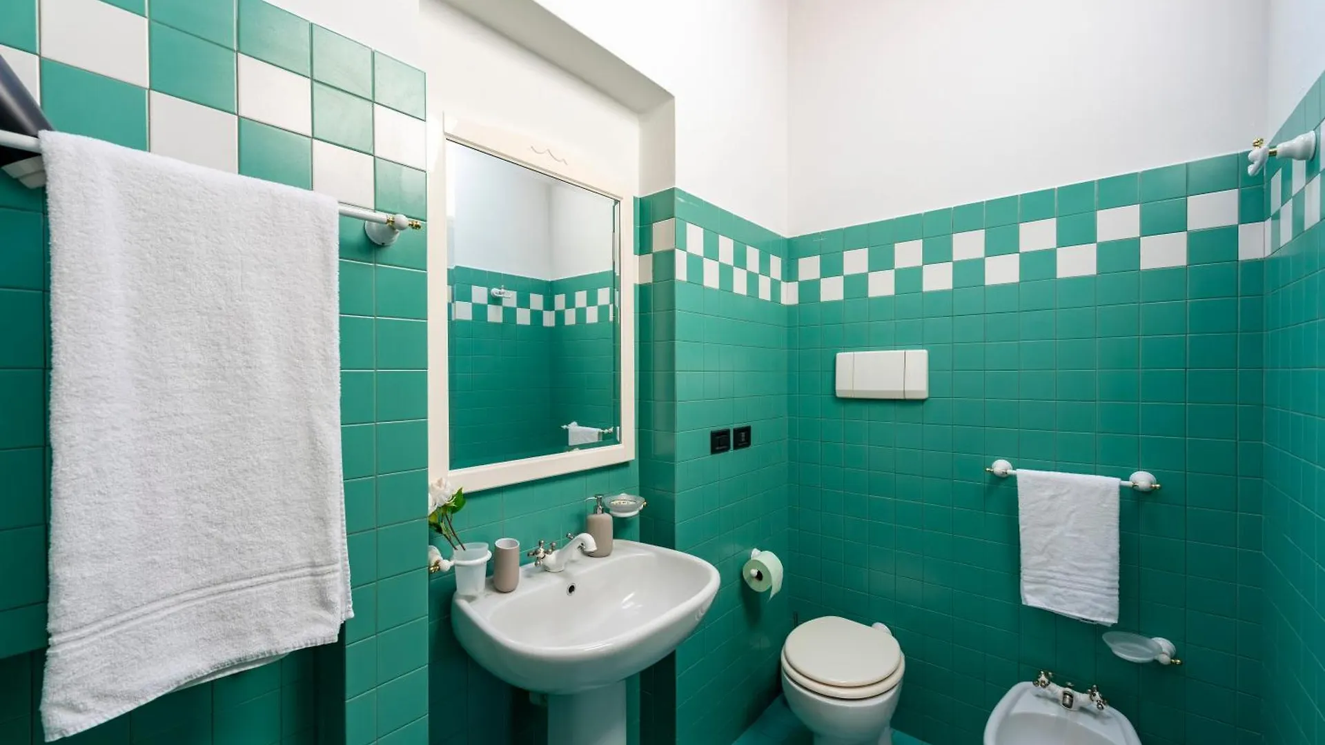 Appartement Bruno House Lakeview & Shared Pool - Happy Rentals San Felice del Benaco Italië